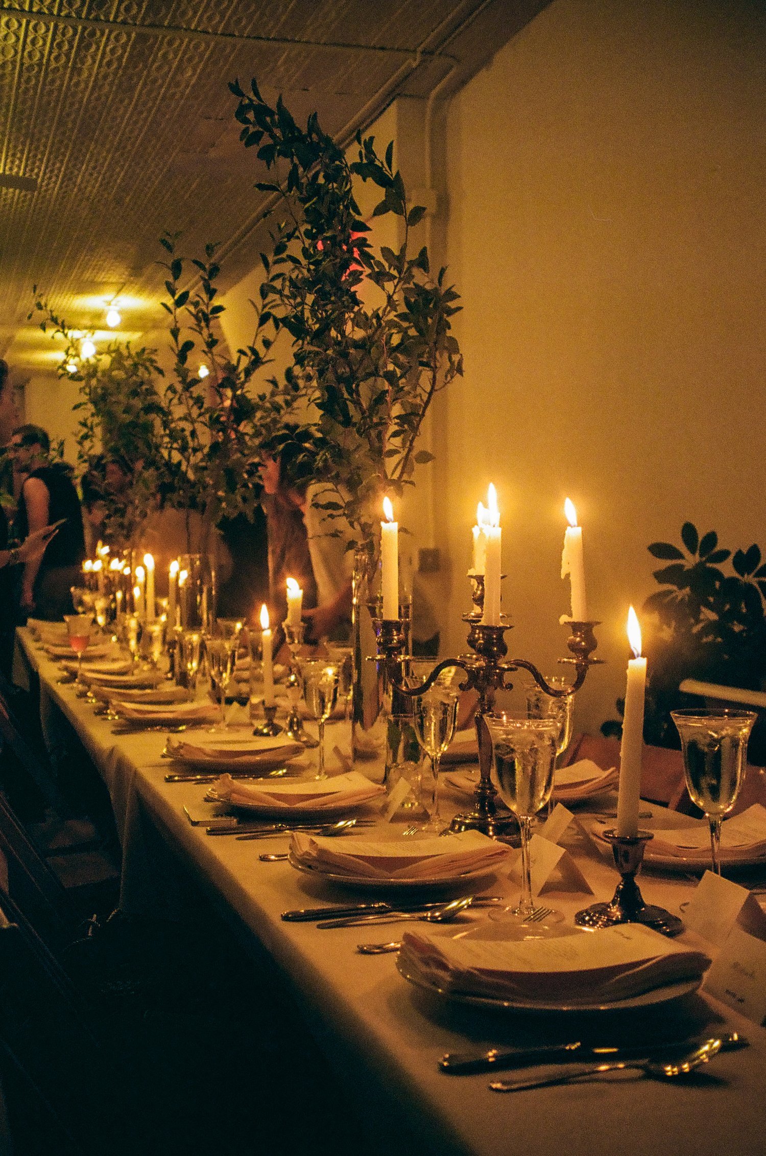 A candlelit table at LEE’S